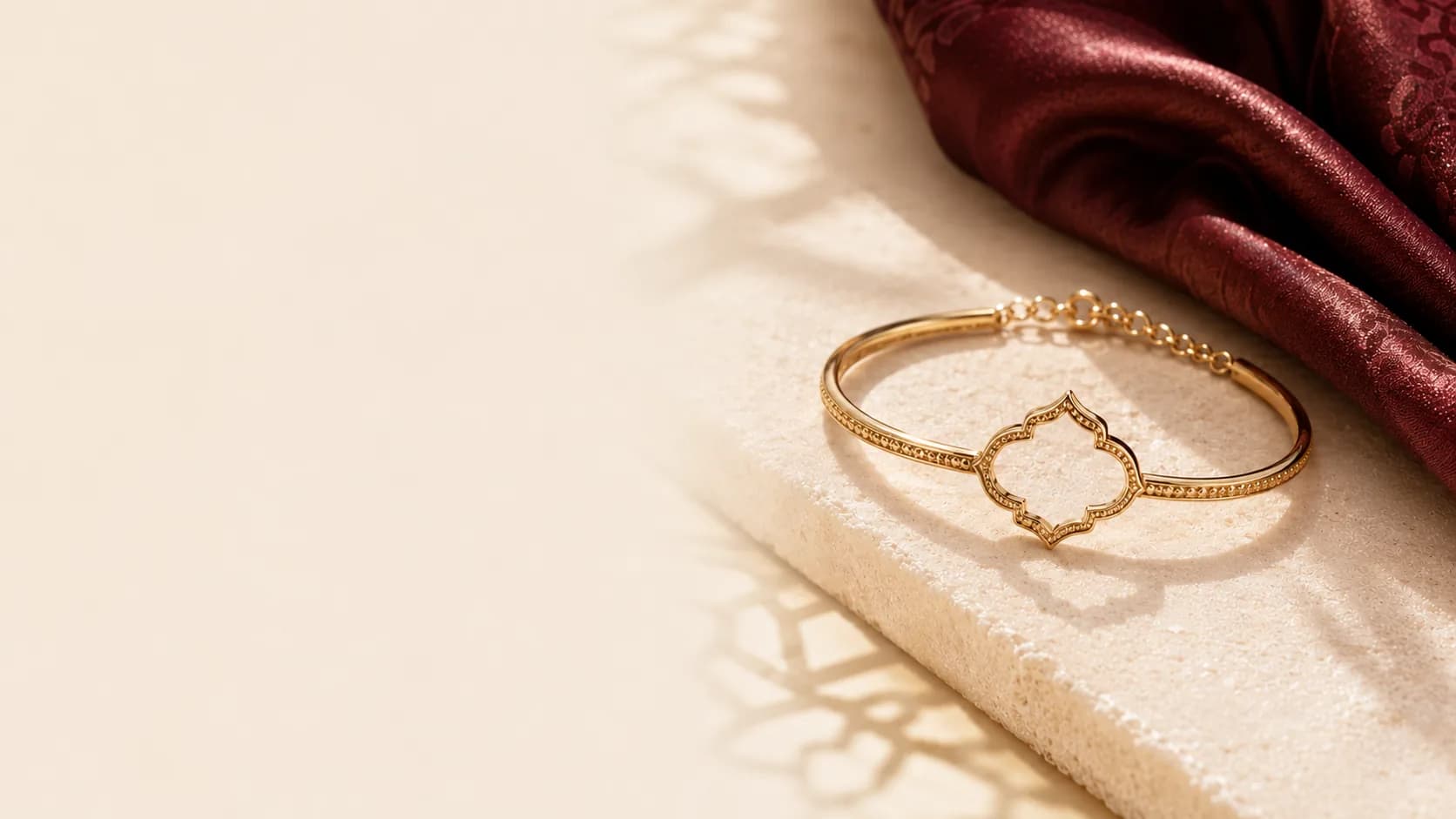 Bracelet dore M'nina sur une pierre ivoire et un tissu bordeaux